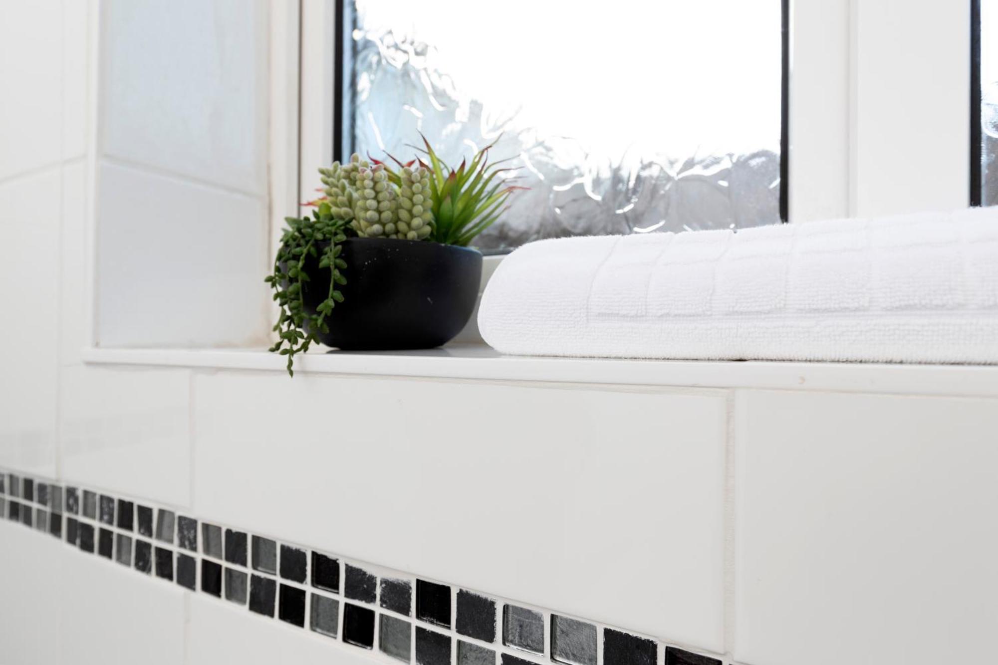 Quiet And Comfy House With 2 Bedrooms And 2 Bathrooms Super Fast Wifi And Crisp Hotel Standard White Linen Hosted By Our Home Short Stays Darlington  Exterior foto