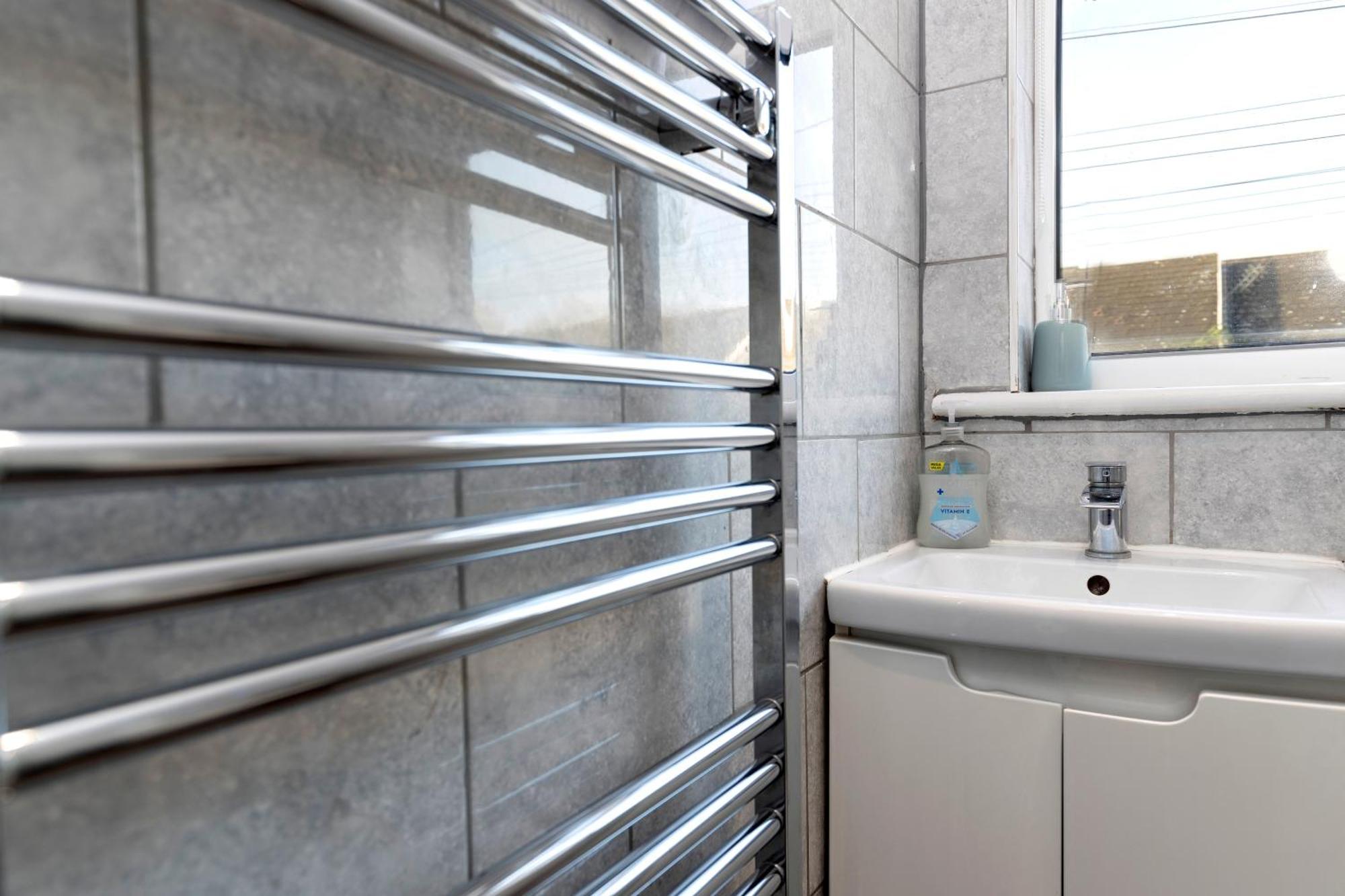 Quiet And Comfy House With 2 Bedrooms And 2 Bathrooms Super Fast Wifi And Crisp Hotel Standard White Linen Hosted By Our Home Short Stays Darlington  Exterior foto